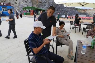 梨樹縣人民法院:普法到景區(qū) 服務(wù)游客送清涼